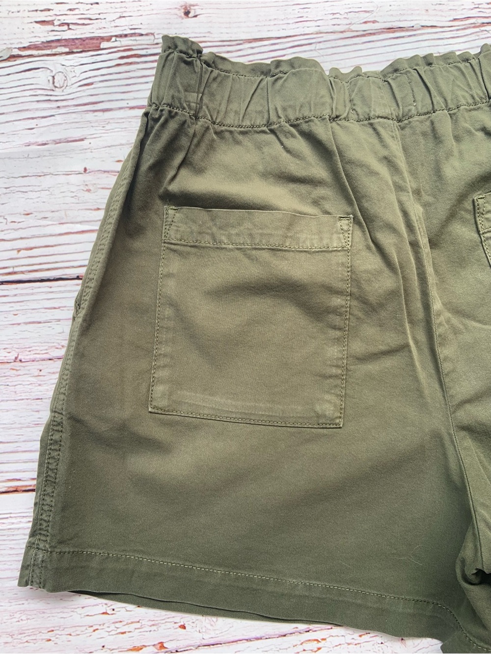 LOFT Women’s Olive Green Pleated Pull-On Shorts - Picture 4 of 5